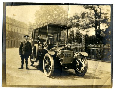 Wolseley-Siddeley limousine and chauffeur, London c1906-1907 photo