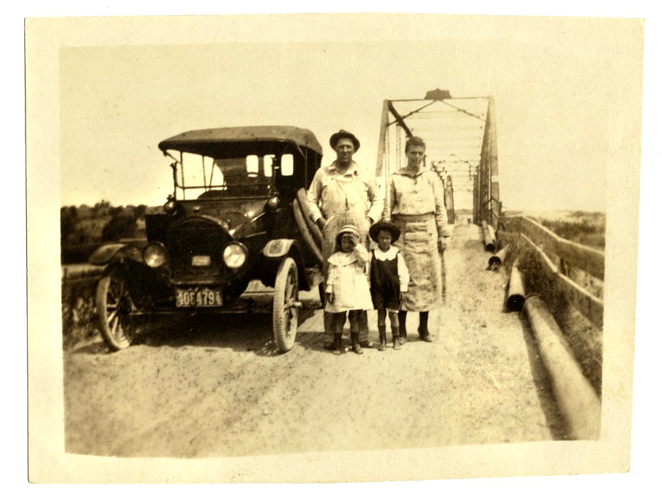 Texas family and their Ford Model T, c1920-1922