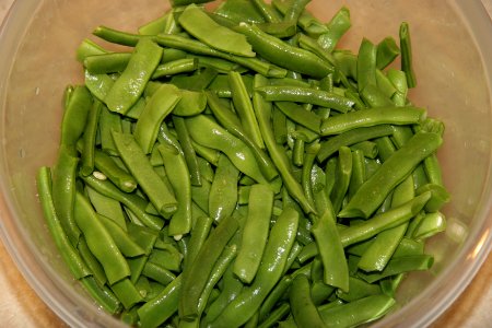 Blanched green beans ready for freezing