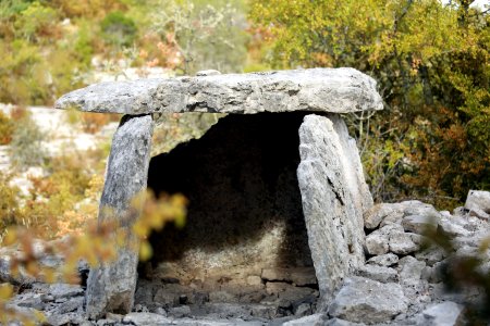 L'un des dolmens, vu coté "porte" photo