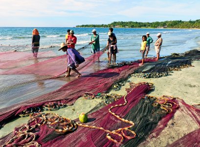 Attending the nets. Ilocos Norte.