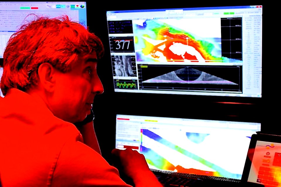 Chief scientist Christopher Kelley in the sonar control room.