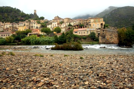 Roquebrun sous un ciel de pluie