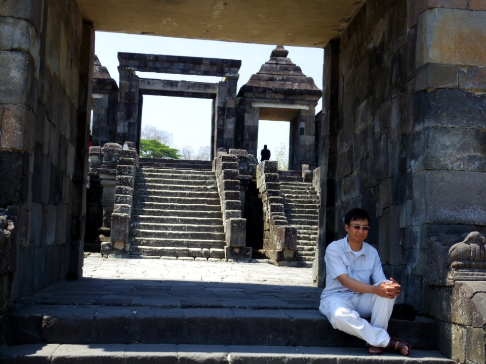 Di Pintu Candi Ratu Boko