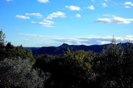 Le roc de Sampzon à l'horizon