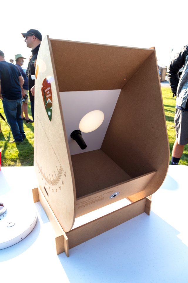 Solar viewing box