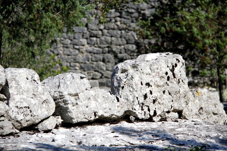 La bordure d'un ancien sentier muletier, et une maisonnette en ruines.