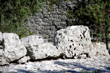 La bordure d'un ancien sentier muletier, et une maisonnette en ruines.