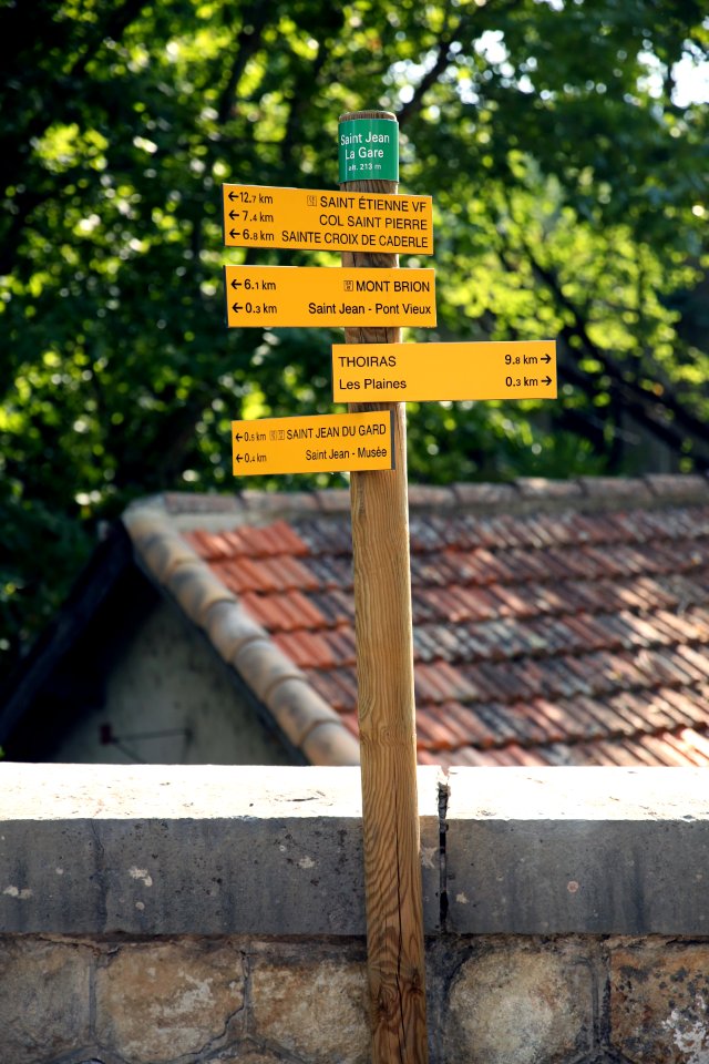 Poteau indicateur pour les randonneurs.
