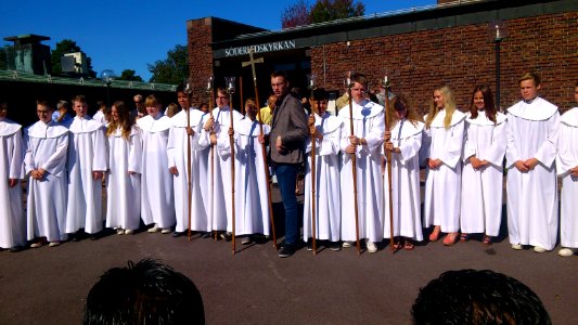 Gruppfoto utanför Söderedskyrkan photo