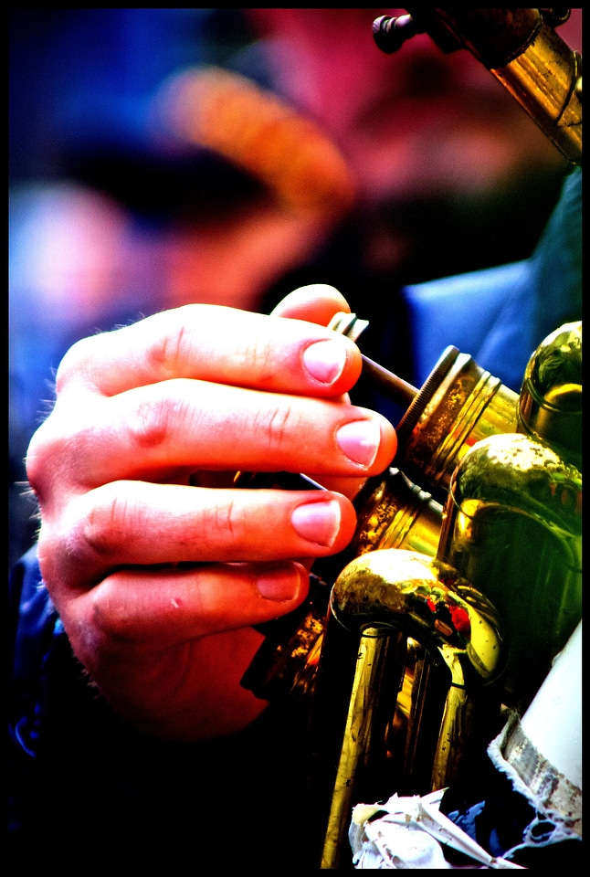 Trumpet colors fingers