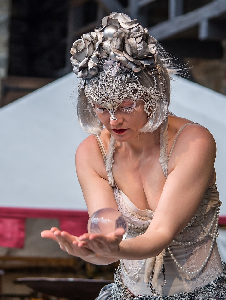 Ball woman conjurer