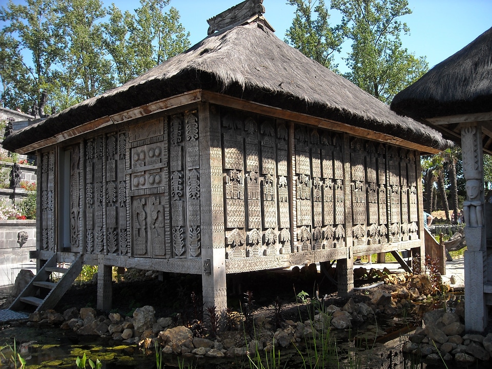 Woodcarving work of art cabin