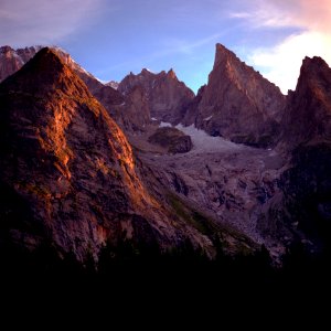 Du soleil sur l'Aiguille Noire de Peuterey