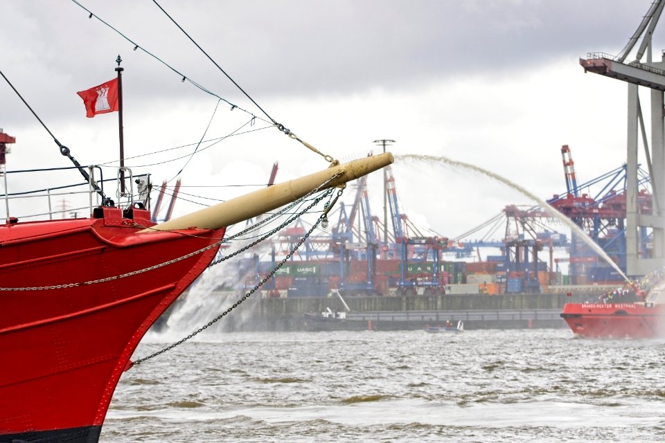 Feuerlöschboot Branddirektor Westphal und das Feuerschiff Elbe 3