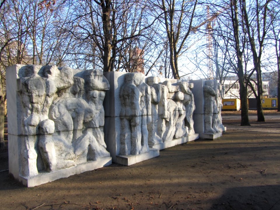 Alte Welt (Werner Stötzer, 1985) - Marx-Engels-Forum - Berlin