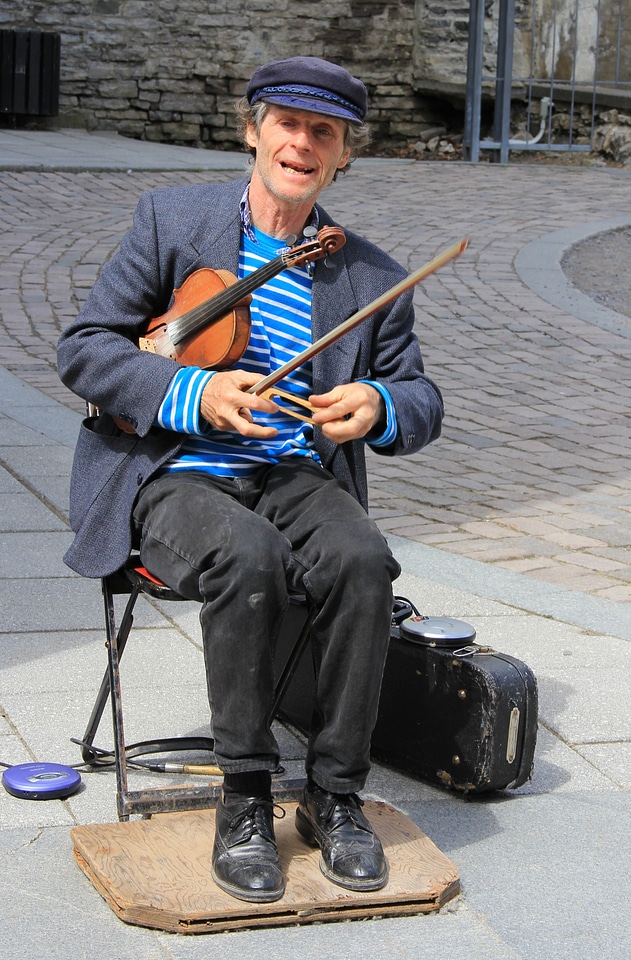 Street fiddler accordion