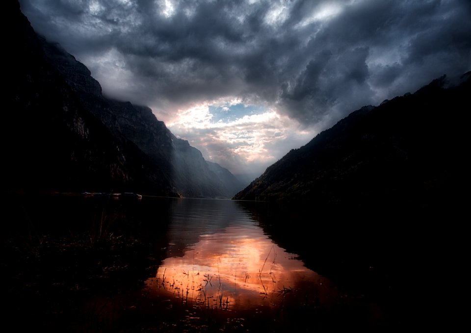 Surreal Klöntalersee (Glarnerland)