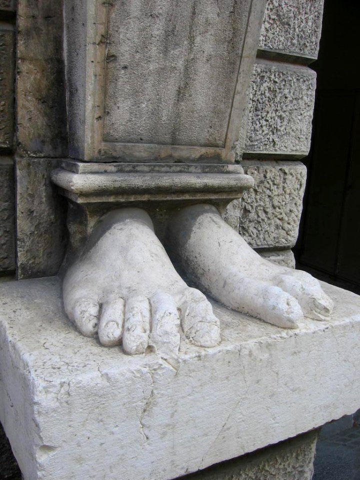 brescia foot pedestal