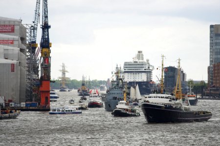 Einlaufparade zum 830. Hafengeburtstag photo