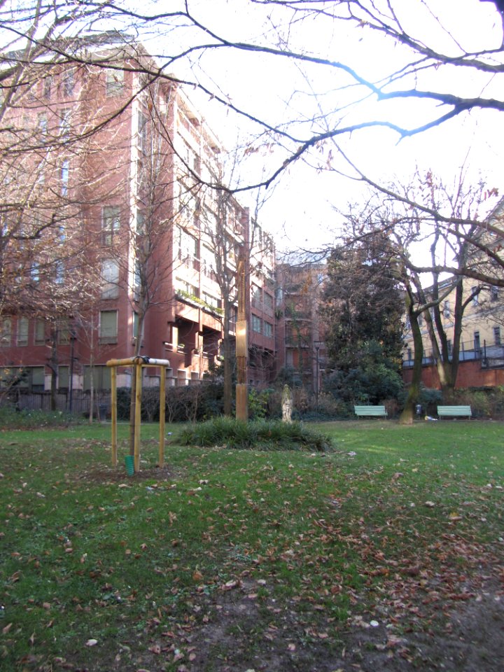 Asta Cielare (Arnaldo Pomodoro, 2001) - Giardino Aristide Calderini - Milano