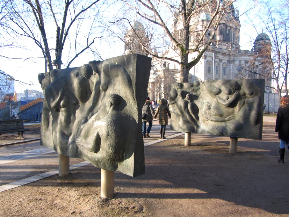 Die Würde und Schönheit freier Menschen (Margret Middell, 1986) - Marx-Engels-Forum - Berlin