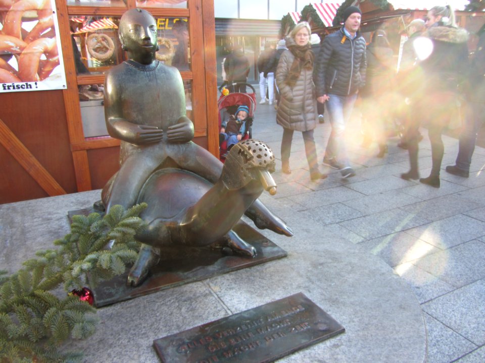 Das Mädchen auf der Schildkröte - Weltkugelbrunnen - Breitscheidplatz - Charlottenburg - Berlin