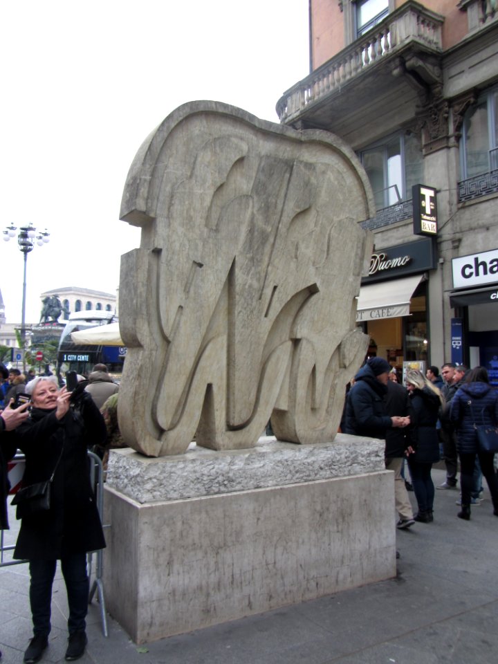 Giallo Mori (Pietro Consagra, 1977) - Piazza di Mercant - Milan