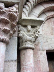 Capitell amb lleó - Portalada principal - Església de Sant Jaume - Vilafranca de Conflent