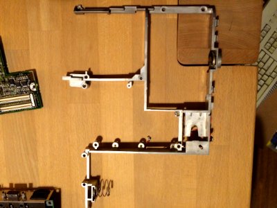 Powerbook 2400 take apart. It has a green light when I power it on. After putting it back together the issue persists.
