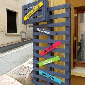 Transformation de palettes et de cagettes en éléments de décoration
