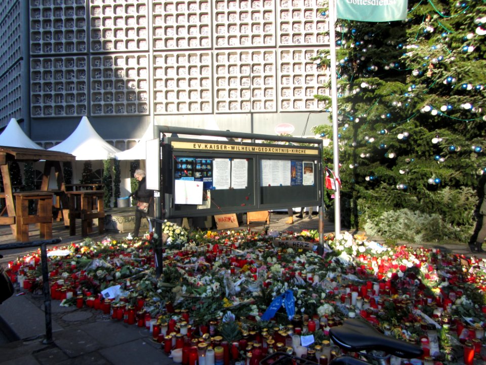 Trauerkerzen am Anschlagsort auf den Berliner Weihnachtsmarkt an der Gedächtniskirche (Dezember 2016)