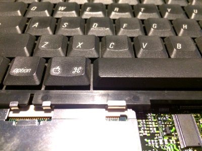 Powerbook 2400 take apart. It has a green light when I power it on. After putting it back together the issue persists. photo