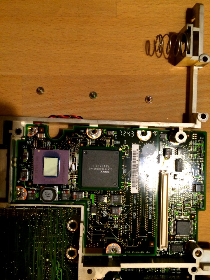 Powerbook 2400 take apart. It has a green light when I power it on. After putting it back together the issue persists. photo