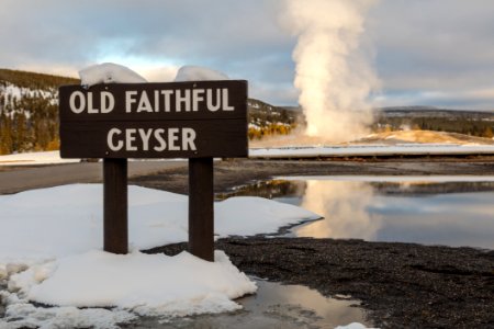 Old Faithful eruption and sign