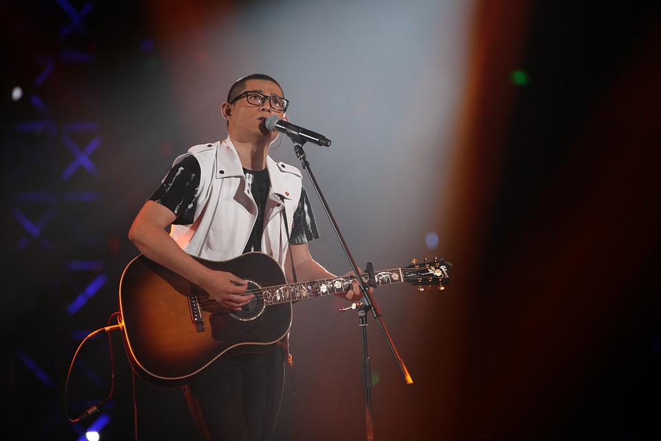 Play singing guitar