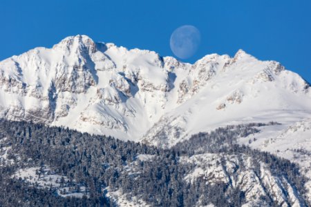 The moon framed by the saddle of Electric Peak