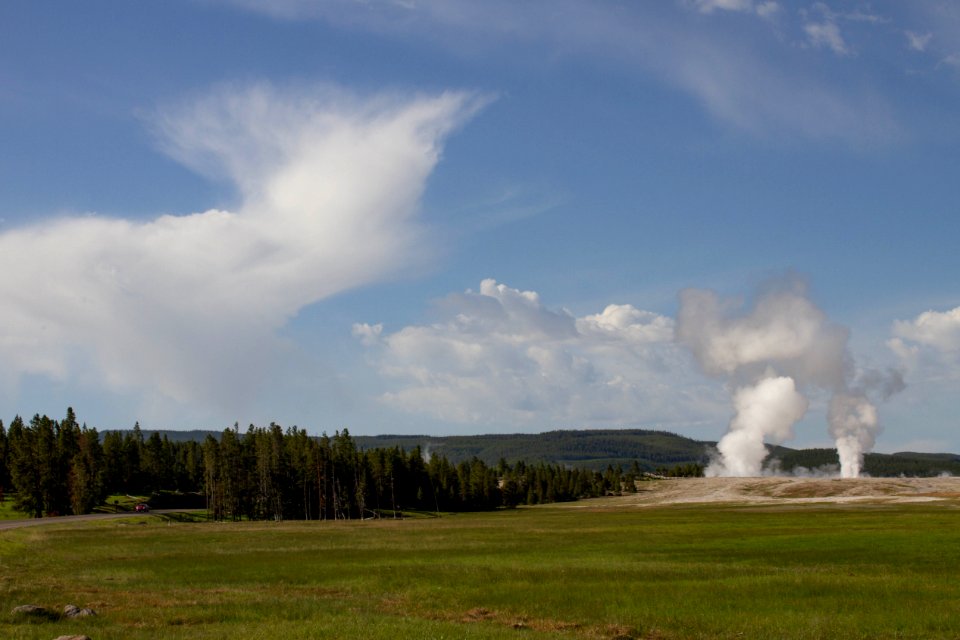 Fountain and Clepsydra Geysers erupting