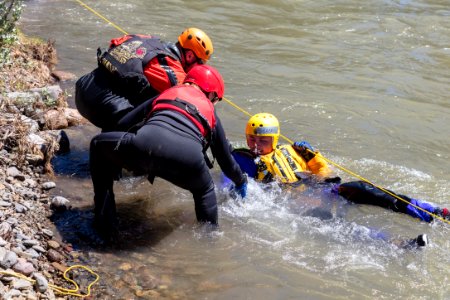 Swiftwater rescue training - rescuing stranded swimmers with ropes (15)