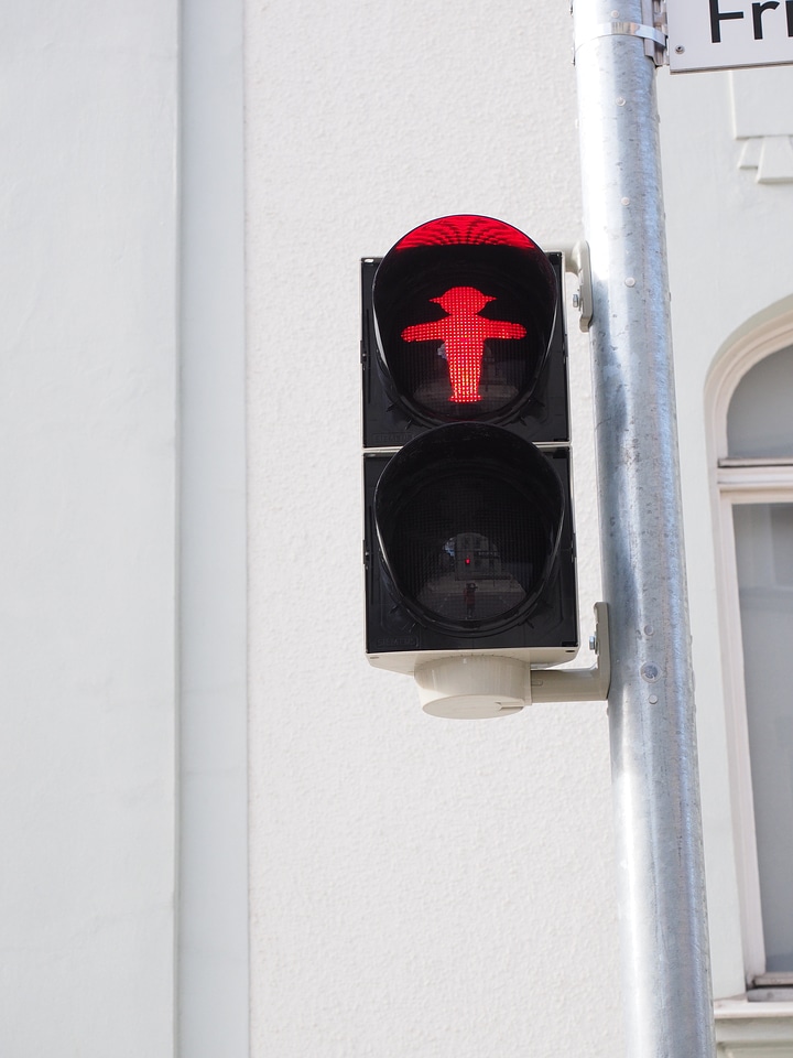 Traffic signal red males