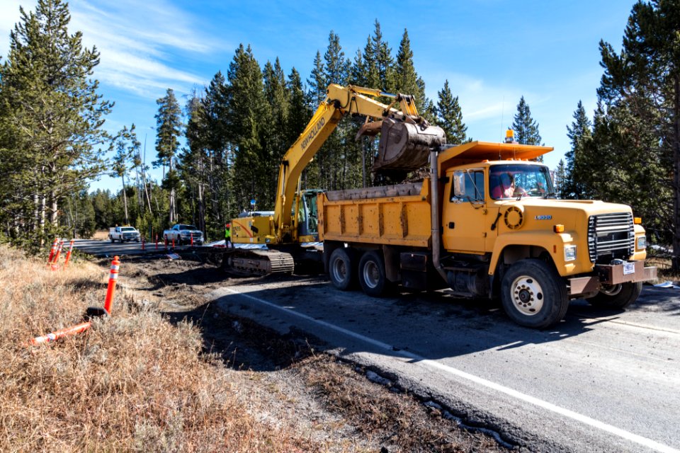 Maintenance crews work to repair a pipeline leak near Canyon Village (6)