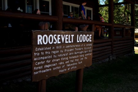 Roosevelt Lodge, sign at front