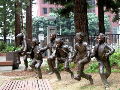 Niños jugando en San Francisco, CA, USA photo