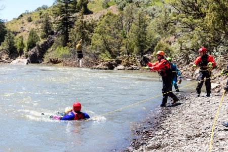 Swiftwater rescue training - rescuing stranded swimmers with ropes (5)