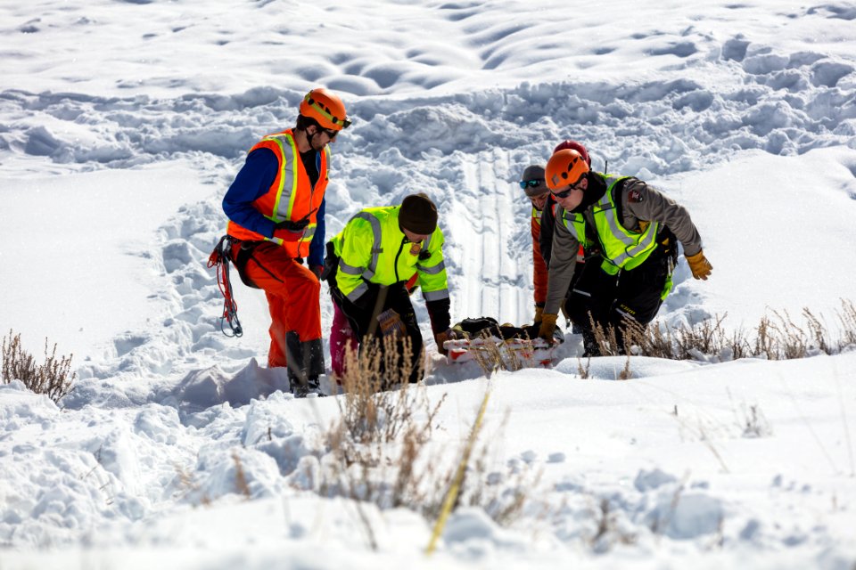Search and rescue training: roadway rescue with oversnow vehicles (9)