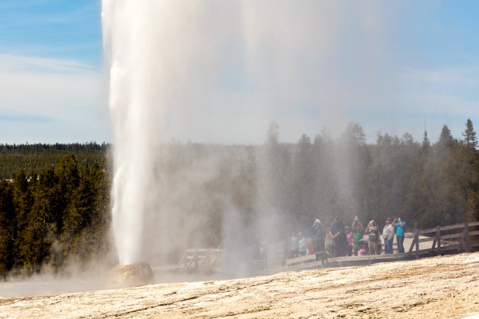 Photographing a Beehive Geyser eruption