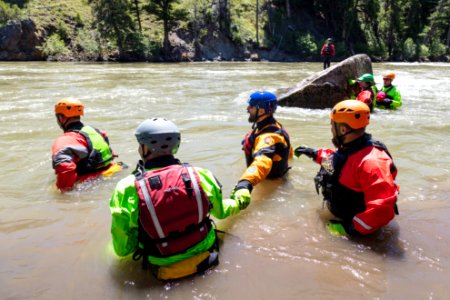 Swiftwater rescue training - navigating rapids (2)