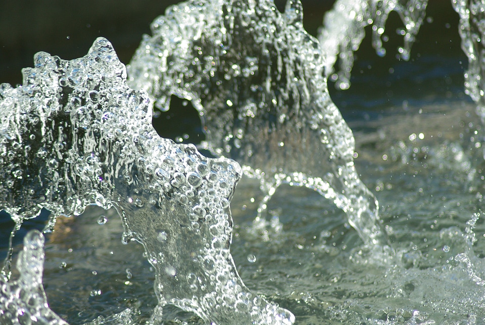 Drops of water cascade bubbles