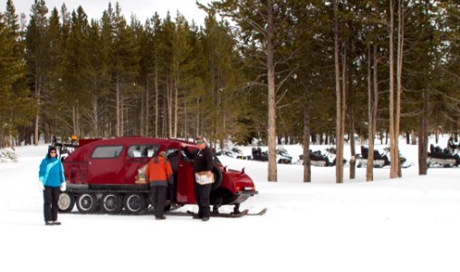 Snowcoach and visitors at Canyon