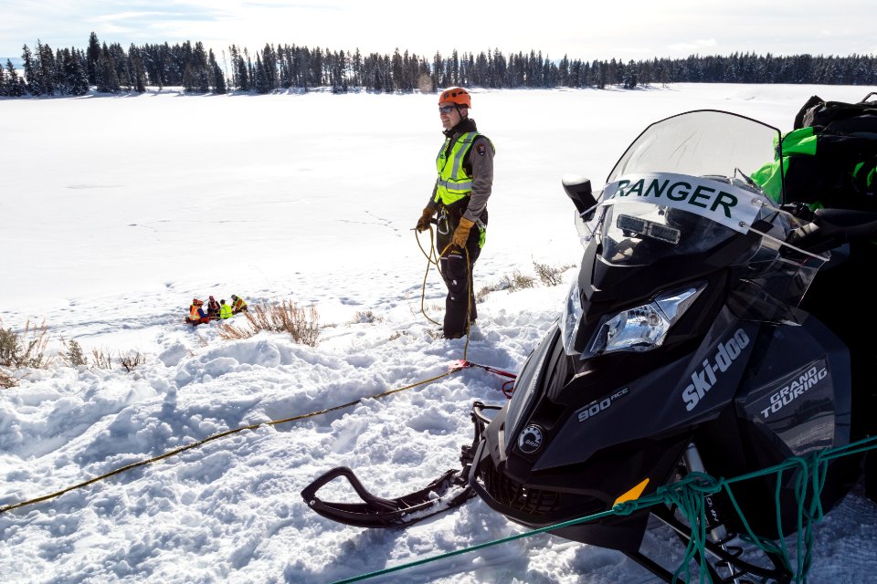 Search and rescue training: roadway rescue with oversnow vehicles (5)